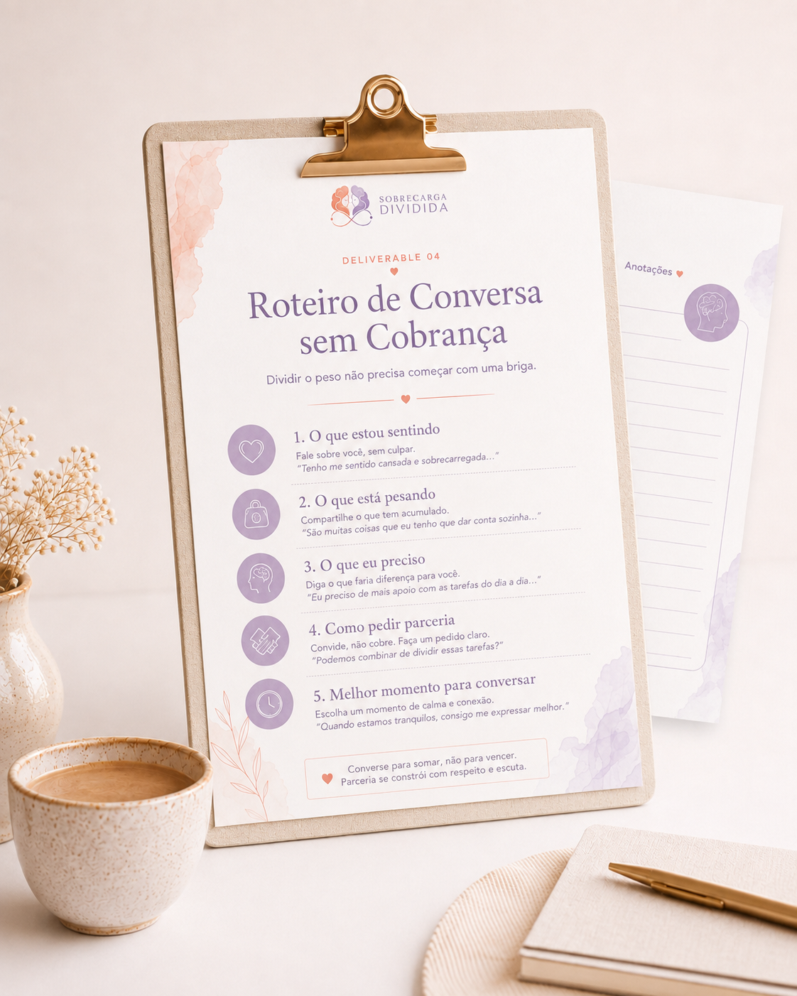 Roteiro de Conversa sem Cobrança em prancheta com café, flores secas e caderno em tons lilás e bege